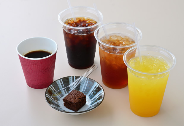 コーヒー、紅茶、オレンジジュース