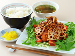 冬の感謝祭のご紹介！唐揚げ定食　パリパリ根菜と黒胡椒のソース（京橋PA（1F））